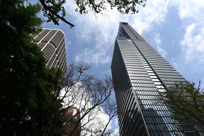 Dyson koopt de bovenste drie verdiepingen van de 290 meter hoge Guoco Tower in Singapore.