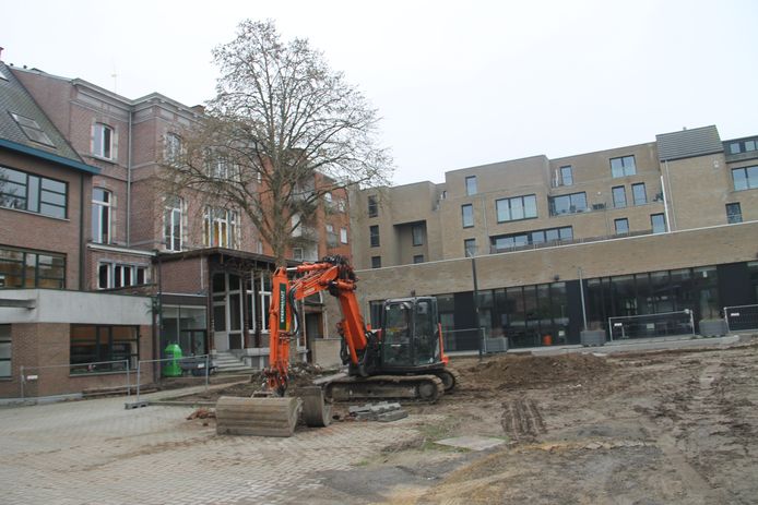 De werken aan de binnentuin van het stadhuis zijn gestart.