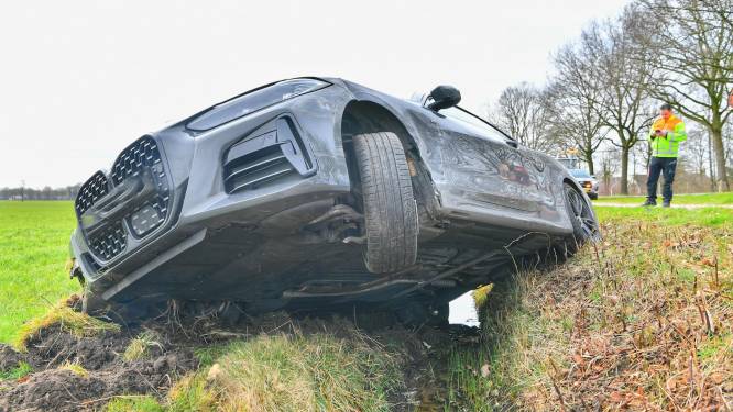 Auto balanceert op sloot na botsing met stadsbus op N284 bij Bladel