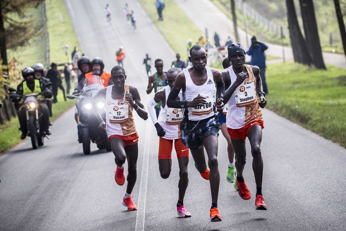 Vincent Kiprotich Kibet, Moses Koech, Edwin Kiptoo, Tesfahun Akalnew en Stephen Kissa (vlnr)