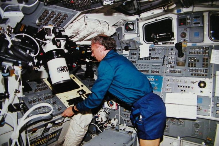 Dirk Frimout aan boord van ruimteveer Atlantis. Beeld RV