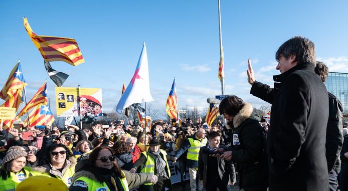Puigdemont groet zijn aanhangers in Straatsburg.