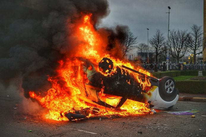 Auto in brand gestoken voor het station.