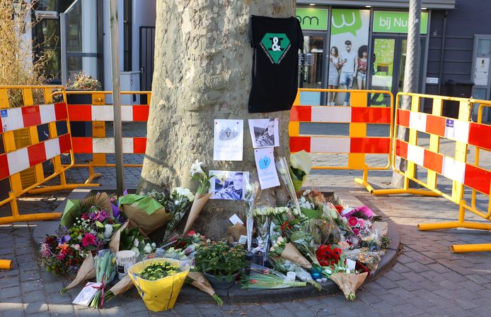 Bloemen voor de doodgestoken Jordy Gruijters in de Dorpsstraat in Rosmalen.