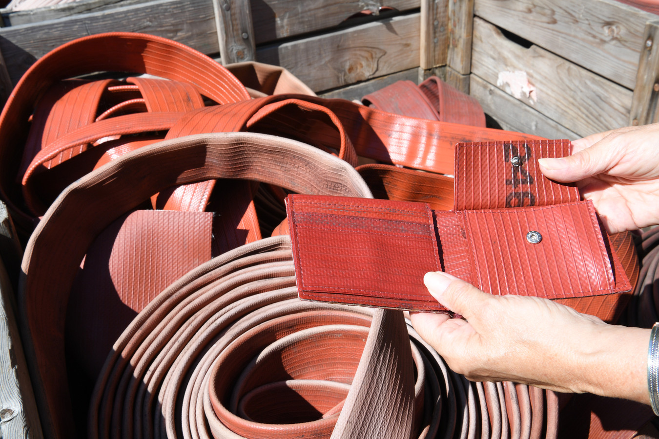 Van uniform tot rugzak: nieuw leven voor oude materialen bij Remade ...