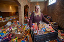 Heidi van Lokven van Eten Over Bernheze met een krat etenswaren, ingezameld bij Kruidvat in Nistelrode, in voormalig restaurant De Waard aan de Kerkstraat in Heesch. Hier kunnen mensen met een kleine beurs speelgoed komen uitzoeken. De etenswaren gebruikt ze voor de voedselpakketten die ze uitdeelt.