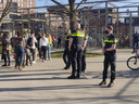 Politie stuurt mensen weg uit het Spoorpark.