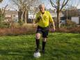 Maarten van den Heuvel fluit als 80-jarige voetbalwedstrijden: ‘Ik haal nog steeds de achterlijn’