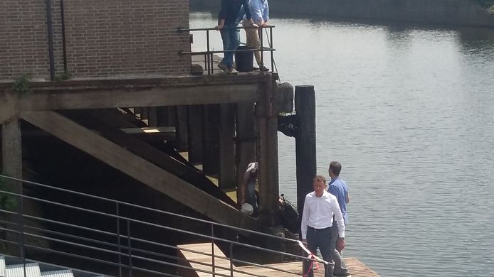 Personeel en gebruikers van De Gruyterfabriek probeerden eerst zelf de smeulende balk te blussen.