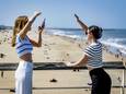 Badgasten op het strand van Scheveningen