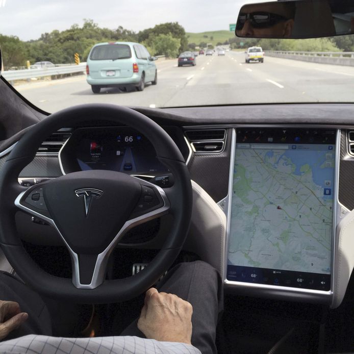 Een Tesla Model S in autopilot-stand.