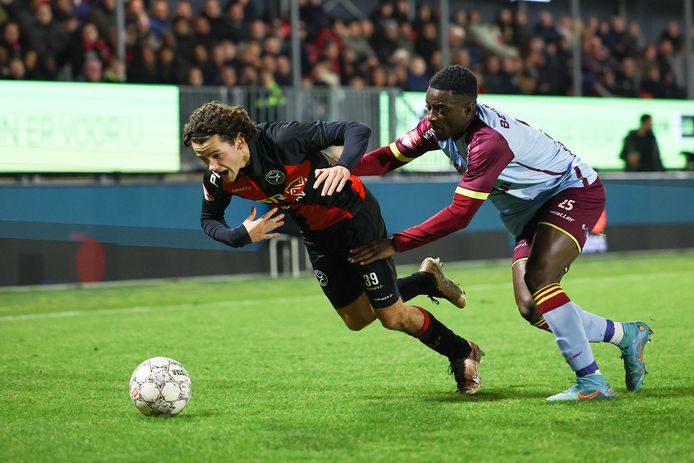 Een typerend beeld in Almere: Helmond Sport-aanvaller Eros Maddy moest flink meeverdedigen.