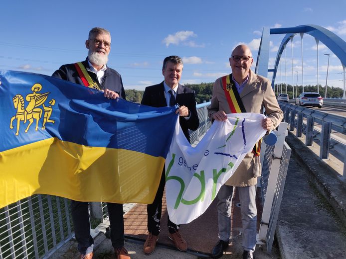 Op de brug tussen Ham en Tessenderlo wisselden burgemeesters Heselmans en Verwimp de vlag van hun gemeente uit bij het bekend maken van de intentie tot fusie. Nu komt er nog een financiële steun van 3 miljoen euro.