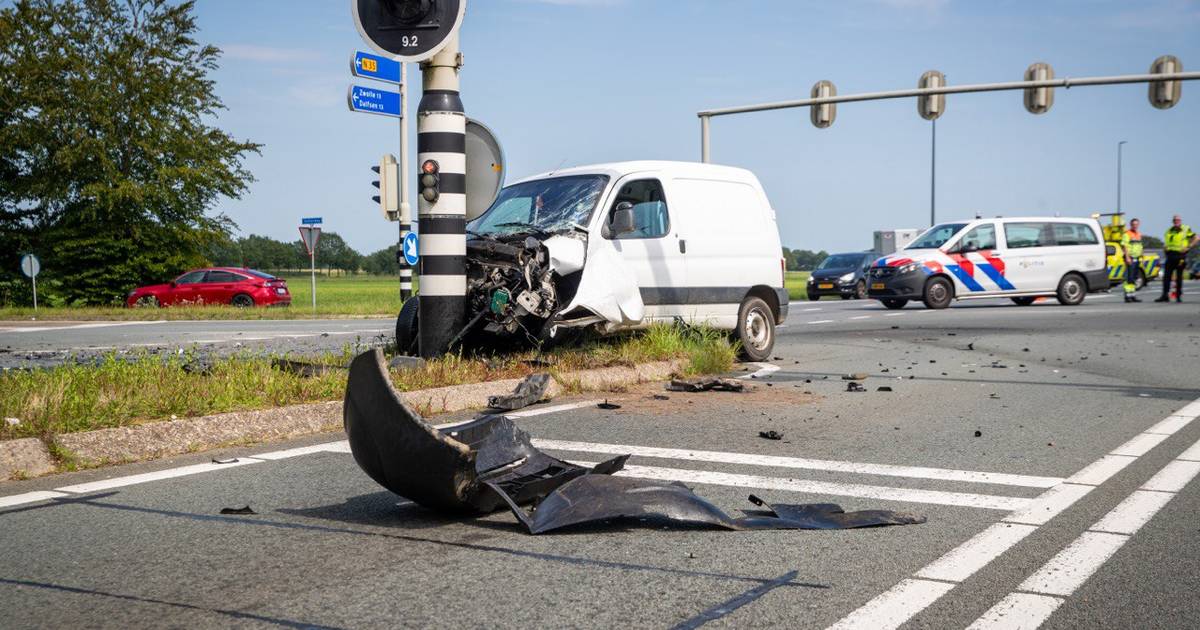 Brokstukken op kruising in Berkel-Enschot na botsing tussen twee auto’s, bestuurders ter plaatse behandeld.