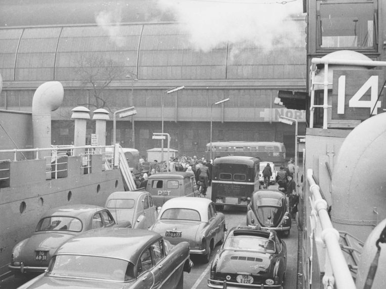 De Tolhuispont achter Centraal Station. Beeld Collectie Stadsarchief Amsterdam