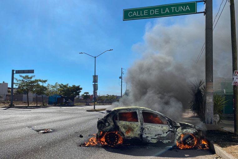 Ravage in de straten van Culiacán, dat in een oorlogszone werd veranderd na de arrestatie van Ovidio Guzmán.  Beeld AFP