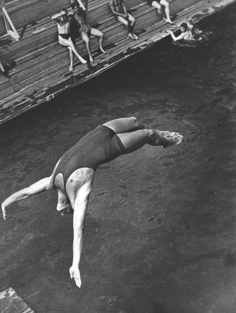 Alexander Rodchenko: Een sprong in het water, 1932-34. Beeld Sepherot stichting Liechtenstein