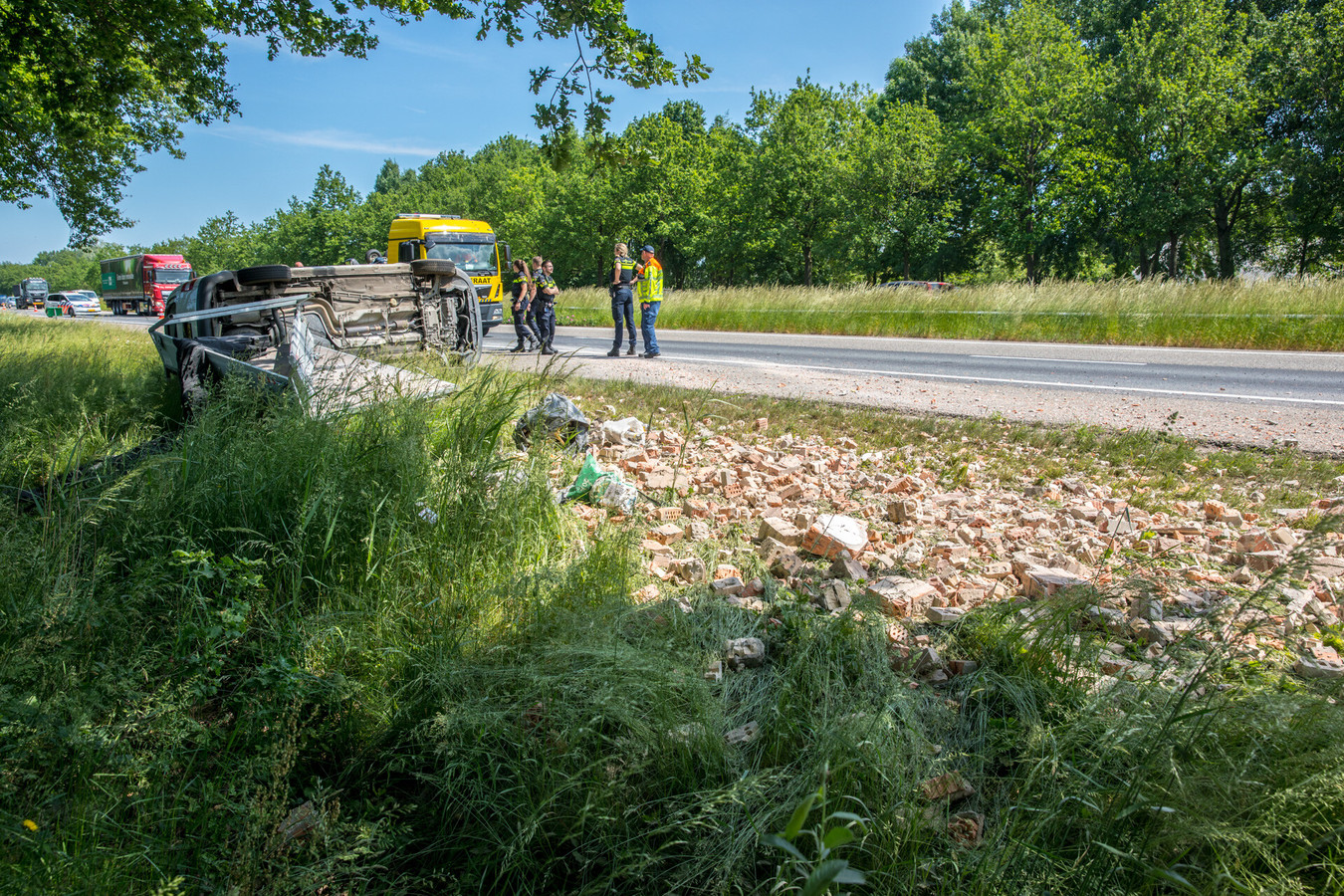 rechterrijstrook-op-a58-bij-rucphen-tijdelijk-dicht-bestelwagen-met