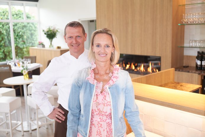 Didier en Isabel Deylgat van feestzaal Ten Boogaerde in Kortemark laten hun eigen trouwfeest plaatsvinden op oudejaarsavond. Zo proberen ze de coronaregels rond de horeca, die moet sluiten om 23 uur, te vermijden.