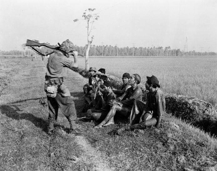 Seorang tentara Belanda di antara pejuang kemerdekaan Indonesia yang ditangkap pada perang kolonial di Hindia Belanda.