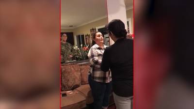 Soldaat verrast moeder tijdens kerst