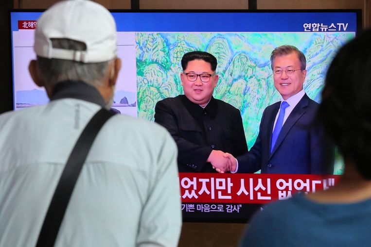De Noord-Koreaanse leider Kim Jong-un (L) en de Zuid-Koreaanse president Moon Jae-in.  Beeld AP