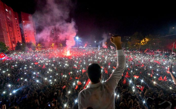 Ekrem Imamoglu, de kandidaat van de seculiere oppositie, viert de verkiezingsoverwinning met zijn aanhangers.
