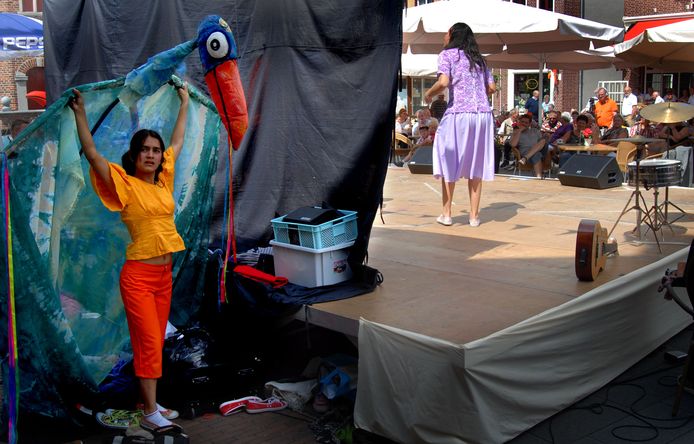 Optreden van een theatergroep uit Nicaragua op de Markt in Gennep, tijdens het zomerfestival Summmertime jaren geleden.