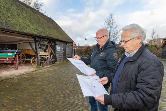 Roelof Huisman links en Voorzitter Jan Talen bekijken de tekeningen voor de eventuele uitbreiding Museum Staphorst.