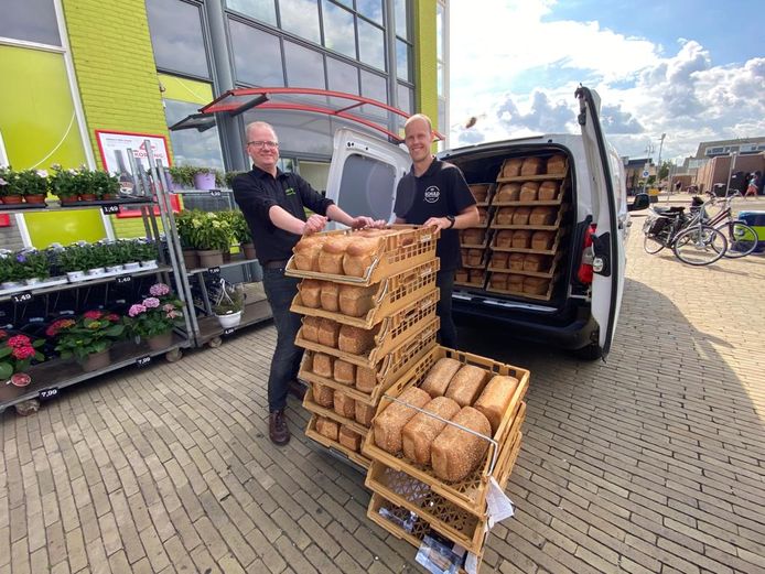Tot vreugde van supermarktmanager Jurriën de Ruiter van de Plus in Wezep brengt Bjorn van de Wetering van bakkerij Schuld een extra levering brood.