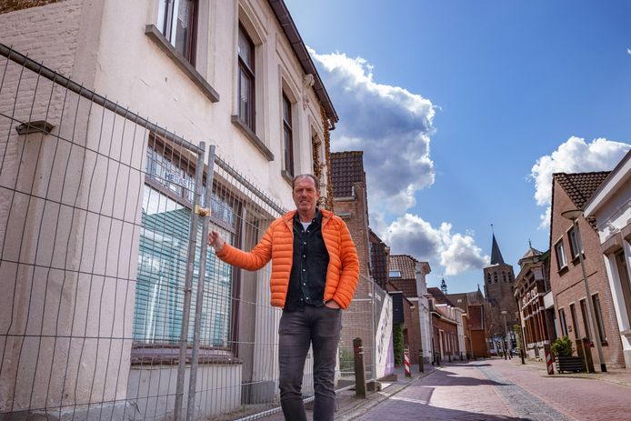 Frenk Theuns bij Roosendaalsestraat 18 in Wouw; hij bedacht het moderne appartementencomplex dat daar gebouwd wordt, tot ongenoegen van de buurt.