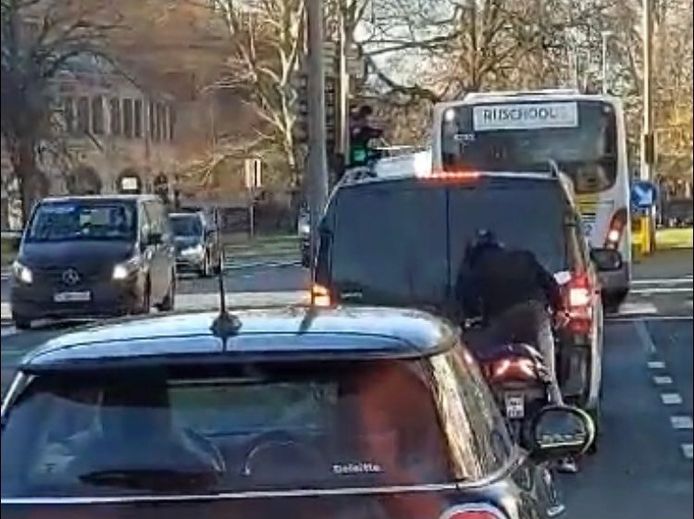 De bromfietser knalt vol tegen de voorligger