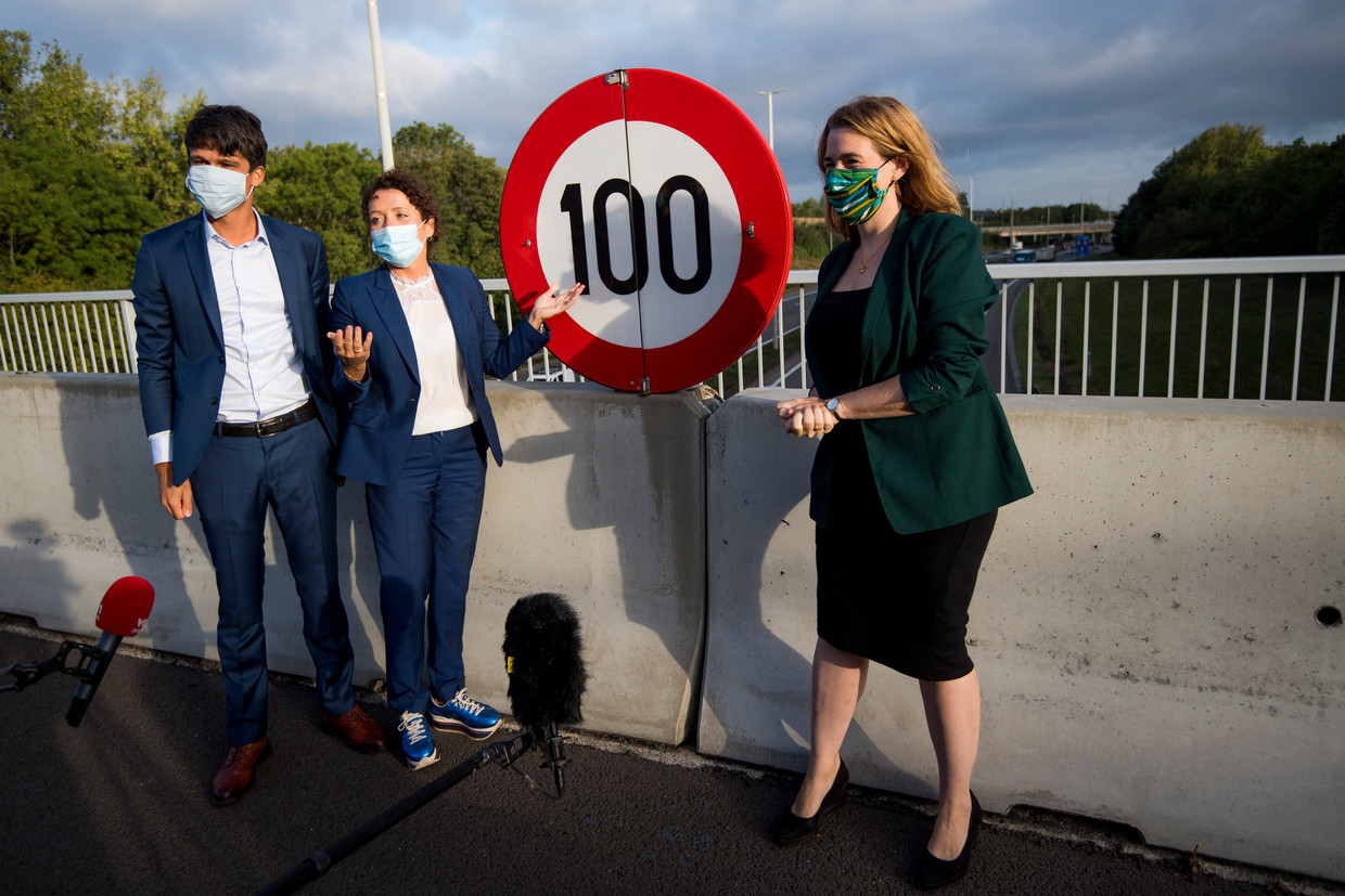 De ministers Benjamin Dalle, Lydia Peeters en Elke Van den Brandt onthullen het eerste bord met de nieuwe maximumsnelheid op de Brusselse ring. Beeld BELGA