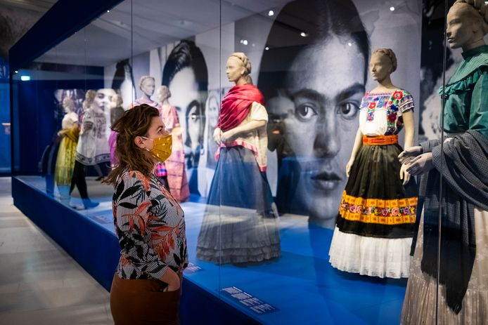 Een bezoeker van Viva la Frida! in het Drents Museum bewondert kleding van de Mexicaanse kunstenaar.