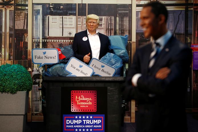 ‘Dump Trump’, staat er op de container, onder het oog van een breed glimlachende Barack Obama .