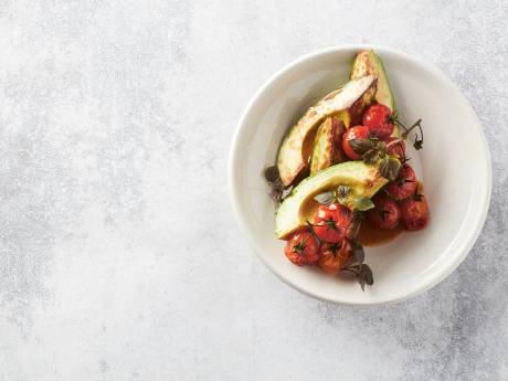 Mee op de vegagolf: gebakken avocado, trostomaat, pinda, shiso en gembervinaigrette