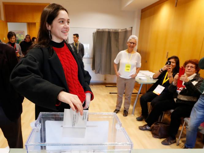 Afgezette Catalaanse premier laat 18-jarig meisje in zijn plaats stemmen in Barcelona