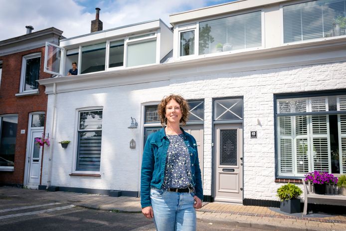 Nathalie den Boer, met op de achtergrond de dakkapel en haar zoon Thomas.