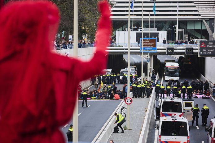 De A12 is bij het centrum van Den Haag in beide richtingen dicht door een demonstratie van klimaatactiegroep Extinction Rebellion. De politie heeft de enkele honderden demonstranten gesommeerd te vertrekken.