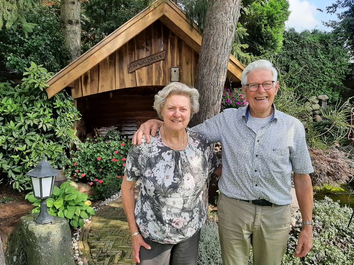Andries en Annie Ligtenberg-Veneklaas. Maandag waren ze zestig jaar getrouwd.