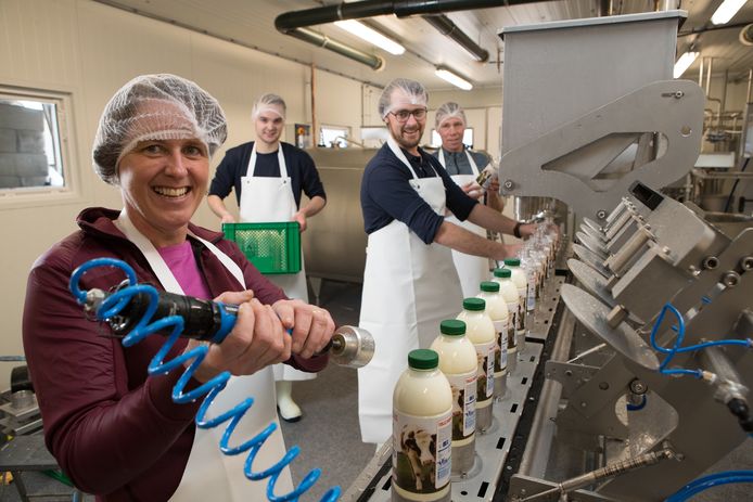 In betere tijden bij de start van Zuivel van SalLand een jaar geleden: Ellis Lugtenberg (links), Martin Pelgrom, Leon Ripperda en Tom Lugtenberg bij de vulmachine die flessen en emmers met zelfgeproduceerde zuivel kan vullen.