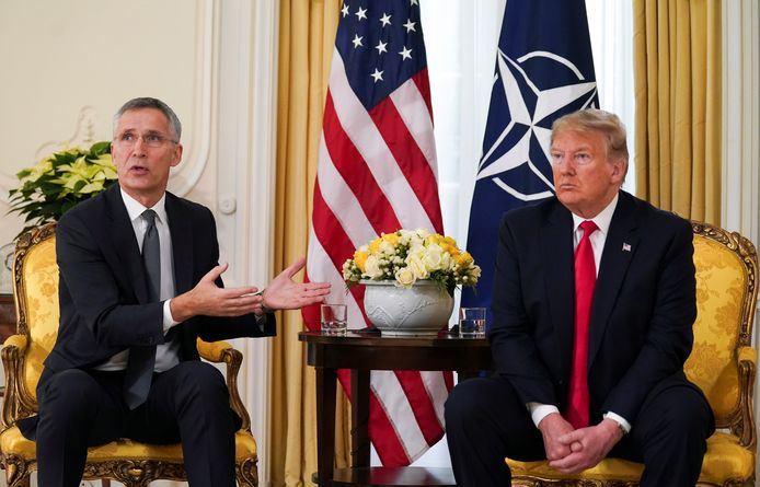 Amerikaans president Trump in gesprek met NAVO-secretaris-generaal Jens Stoltenberg.