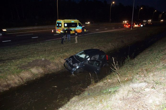 Een auto ramde een lantaarnpaal en belandde in de sloot in Kaatsheuvel.