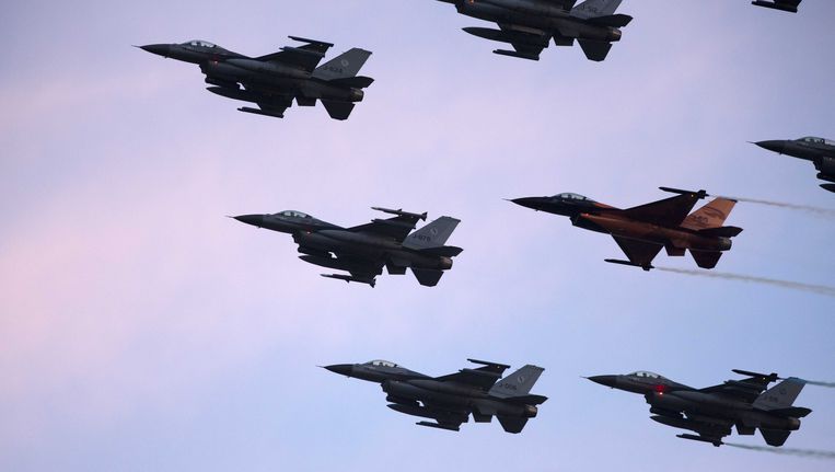 Nederlandse F-16's vliegen in formatie ter ceremoniële afsluiting van de inhuldiging van koning Willem-Alexander op 30 april 2013. Beeld anp
