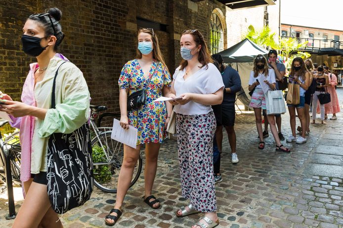 Mensen staan in de rij om gevaccineerd te worden in Camden Market (Londen).
