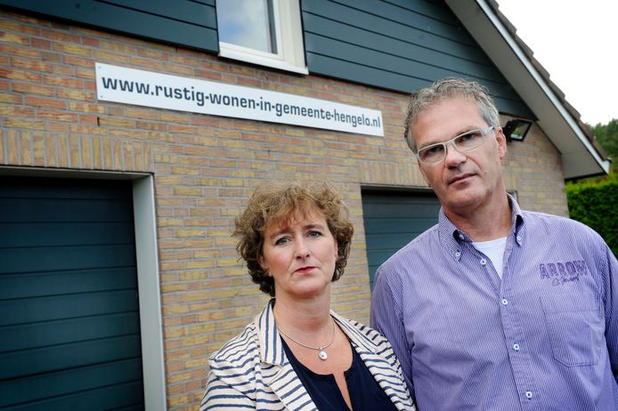 Bert en Anne Beernink in 2015 voor hun woonhuis aan de Binnenveldweg.