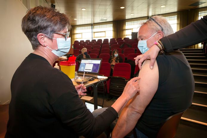 Cursisten oefenen op elkaar het zetten van een coronavaccinatie. Beroepsopleider Curio verzorgt voor de GGD West-Brabant trainingen om honderden mensen klaar te stomen voor vaccinateur of triagist in een van prikcentra van de GGD.
