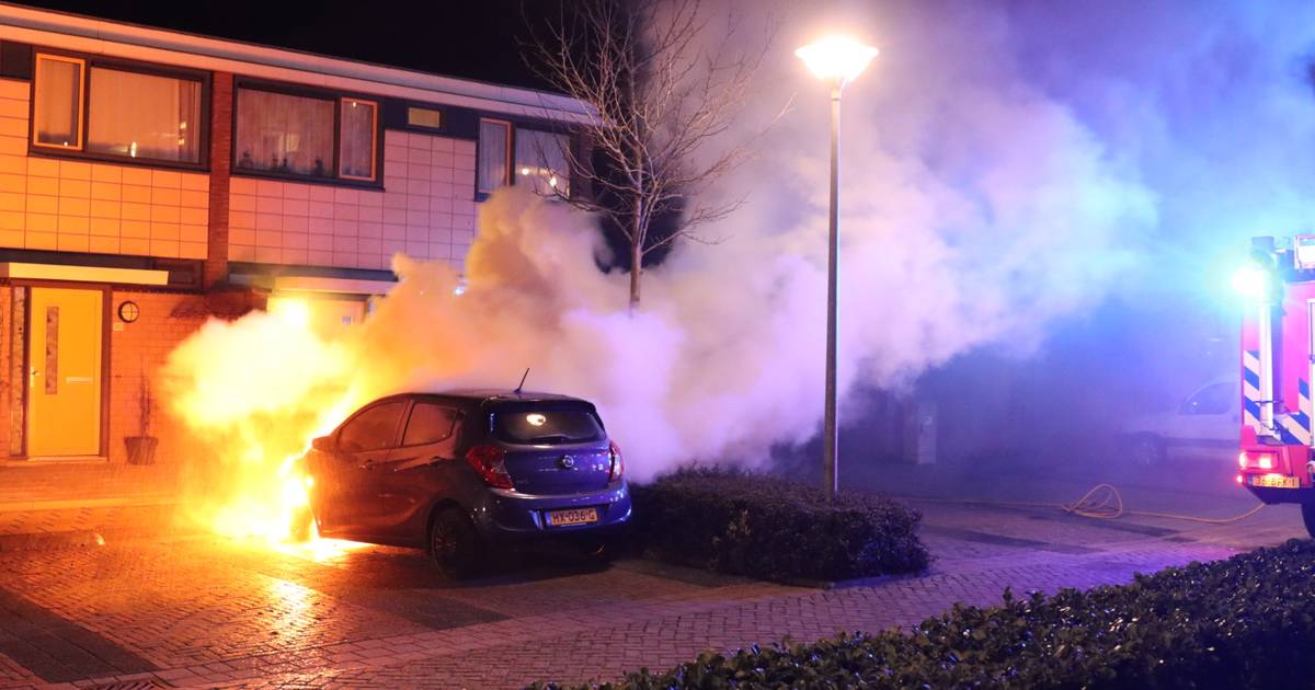 Auto in Barneveld brandt volledig uit, politie vermoedt brandstichting