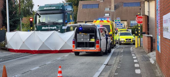 De fietser werd gegrepen door een vrachtwagen op het kruispunt Heirweg met Colmanstraat.