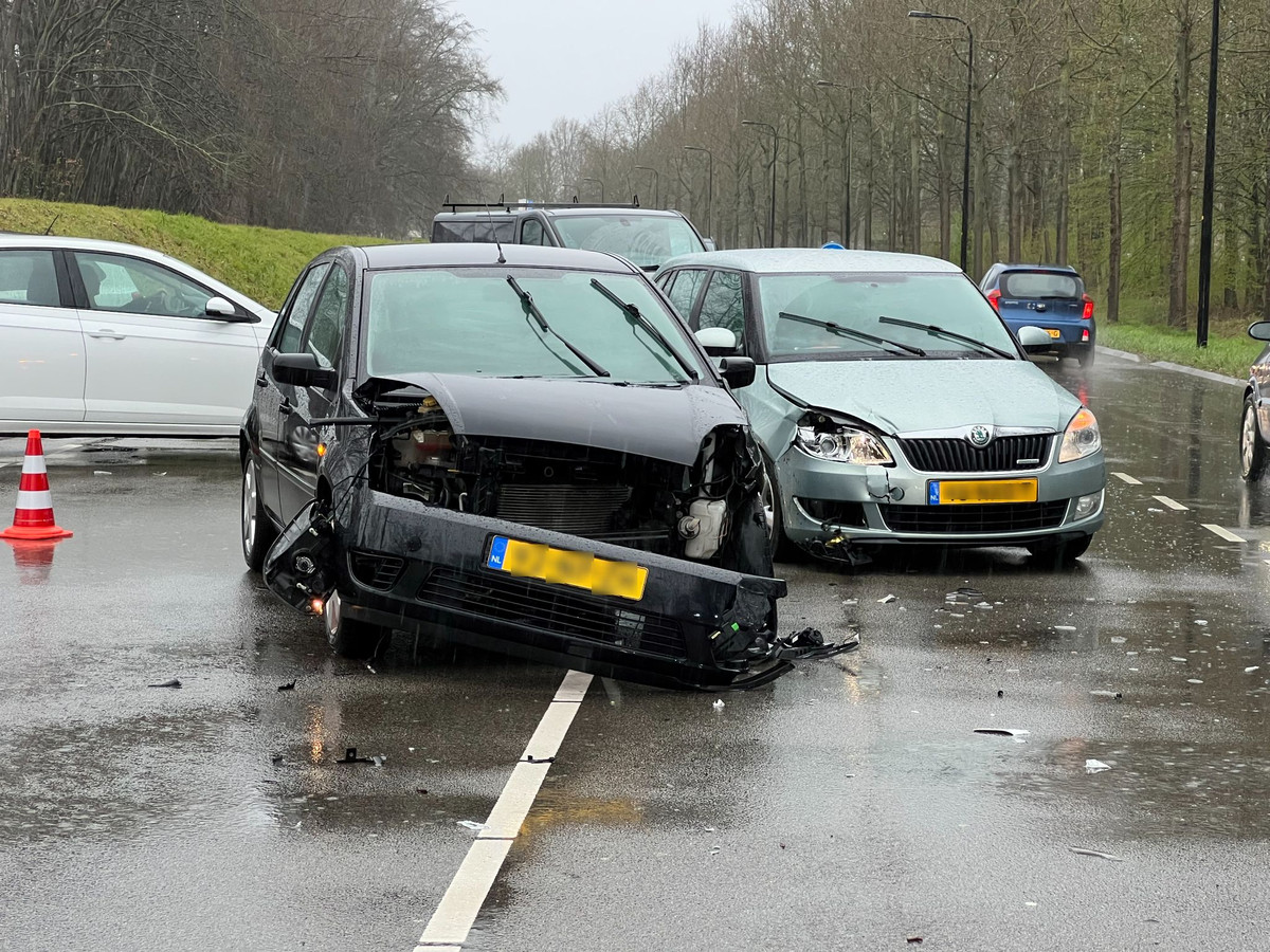 Verkeer Muurvast Na Aanrijding In Deventer Betonblok Nekt Ongeduldige 